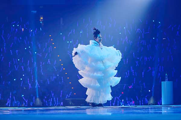 3刘若英身着一袭纯白“我是一片云”云朵装登场.jpg